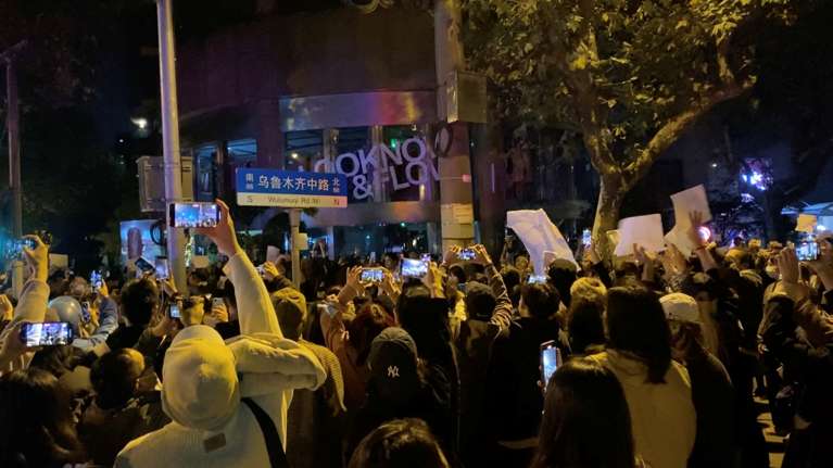 Οργή και μεγάλες διαδηλώσεις στην Κίνα για τα νέα αυστηρά lockdown λόγω κορονοϊού: "Κάτω το Κομμουνιστικό Κόμμα"