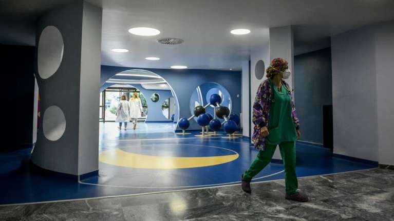 Καλπάζει η γρίπη: Διασωληνωμένο νοσηλεύεται κοριτσάκι 6 ετών - 130 νοσηλείες παιδιών τον Ιανουάριο