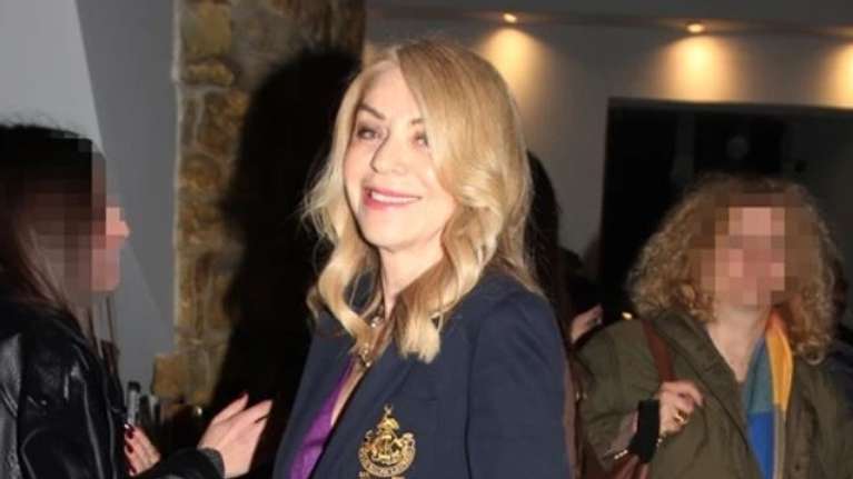 Έλλη Στάη: Με look που σχολιάστηκε ιδιαίτερα σε θεατρική βραδιά για φίλους