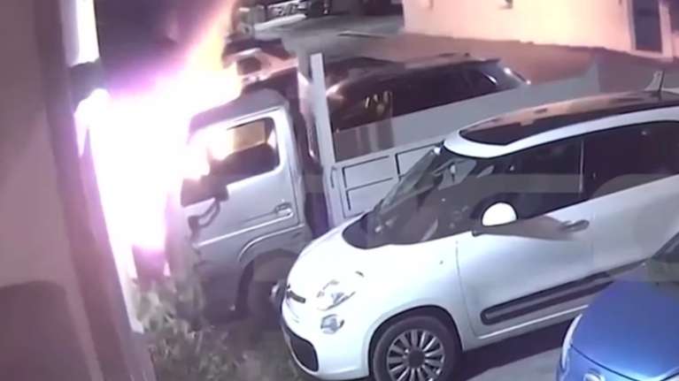 Βίντεο: Άνδρας έβαλε φωτιά σε μηχανή στην Τροιζήνα, λαμπάδιασαν διπλανά οχήματα - "Δεν θυμάμαι πόσες έχω βάλει"