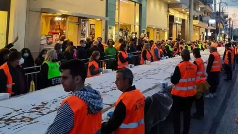 Τεράστια βασιλόπιτα στο Περιστέρι: 7 τόνοι βάρος, 200 φλουριά και 50.000 κομμάτια