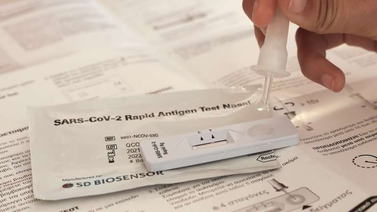 Κορονοϊός: Υποχρεωτικό το self – test από Δευτέρα για εργαζόμενους στο λιανεμπόριο, στα ΜΜΜ, στα δικαστήρια και τα delivery