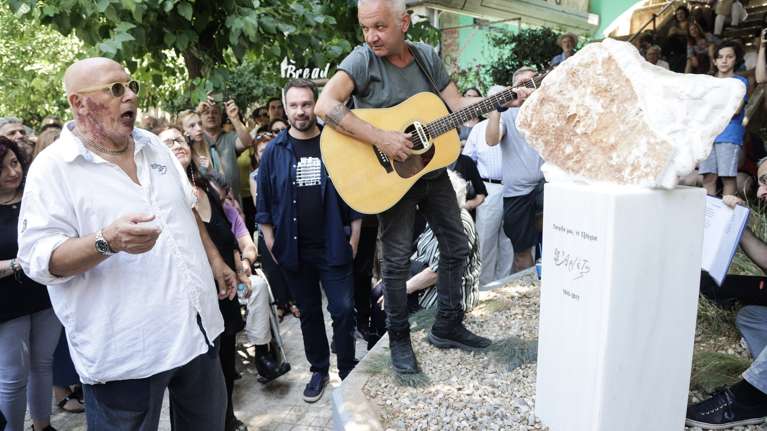 Μια μίνι-συναυλία στα αποκαλυπτήρια του αγάλματος της Αρλέτας στα Εξάρχεια