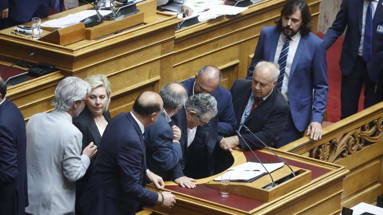 Απρόοπτο για τον Δ. Κουτσούμπα - Η στιγμή που καταρρέει από τον πόνο στη μέση - Διακόπηκε για λίγο η συνεδρίαση