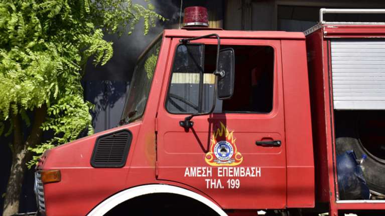 Σκαραμαγκάς: Πυρκαγιά σε εξέλιξη στον καταυλισμό προσφύγων