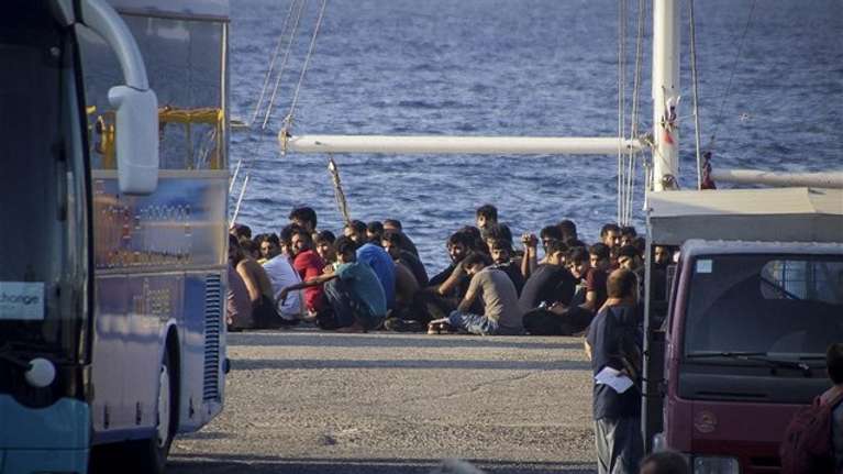 Καταργείται το οικονομικό βοήθημα για τους αιτούντες άσυλο που δεν στεγάζονται σε δομές ευθύνης