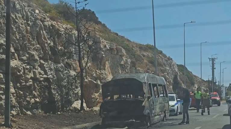 Φωτιά σε λεωφορείο στην Αθηνών - Σουνίου: Καταστράφηκε ολοσχερώς το όχημα [βίντεο]
