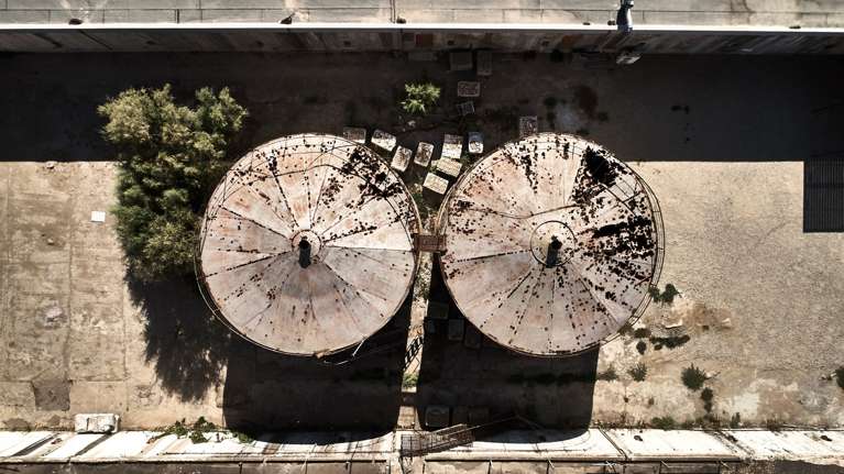 Πως οι παλιές (από το 1920) δεξαμενές σταφίδας και κρασιού μετατράπηκαν σε πολυτελές ξενοδοχείο της Κουρούτας