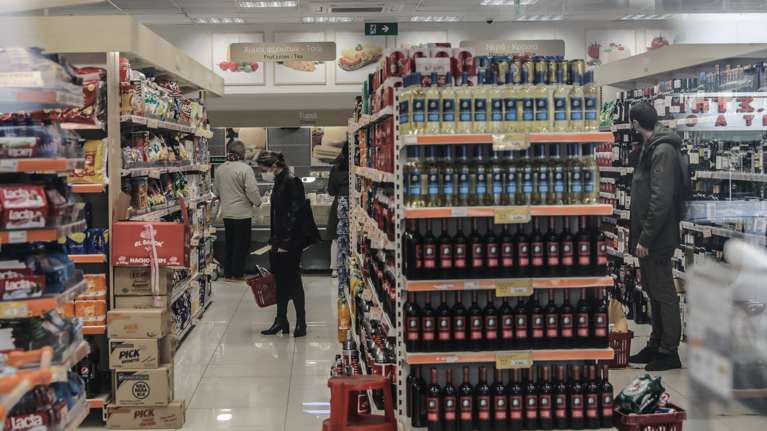 ΙΟΒΕ για την ελληνική οικονομία: Ανάπτυξη 3,5-4% με πληθωρισμό 9-9,6% και ανεργία 12-12,4%