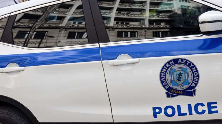 Θεσσαλονίκη: Αντί να εκτίει την ποινή κατ’ οίκον, κυκλοφορούσε στο καφενείο του χωριού - "Ήταν μία "ελαφριά" παραβίαση"