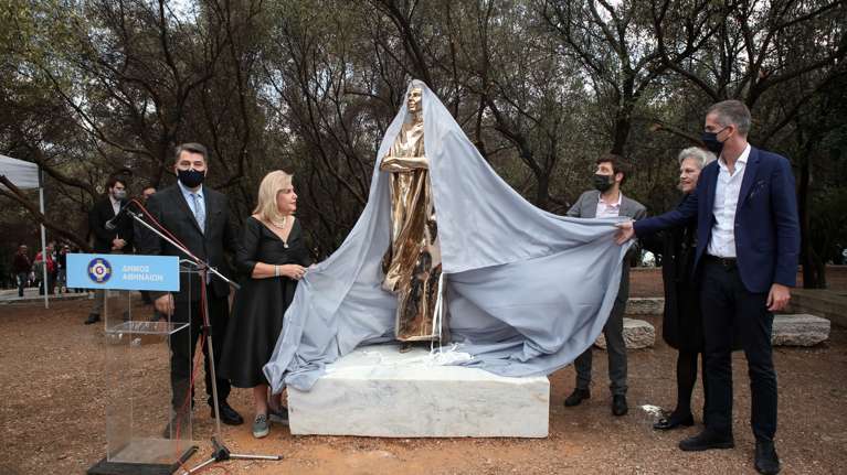 Η γλύπτρια του αγάλματος της Κάλλας απαντάει στην κριτική: "Τίποτα από τα σχόλια δεν με αγγίζει"
