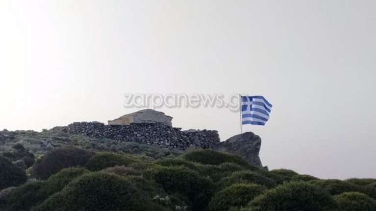 Η εντυπωσιακή και τεράστια ελληνική σημαία σε κορυφή της Κισσάμου για τα 200 χρόνια από το '21