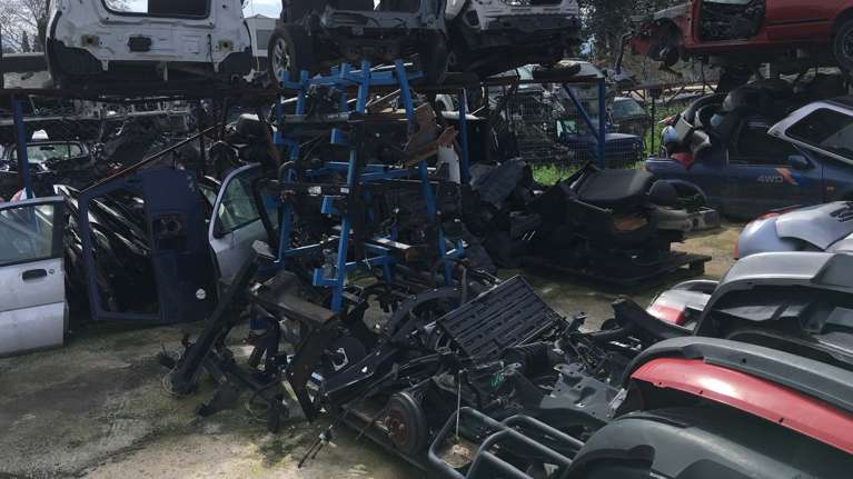 Συμμορία είχε κλέψει πάνω από 20 οχήματα - τα έκαναν ανταλλακτικά [φωτό]