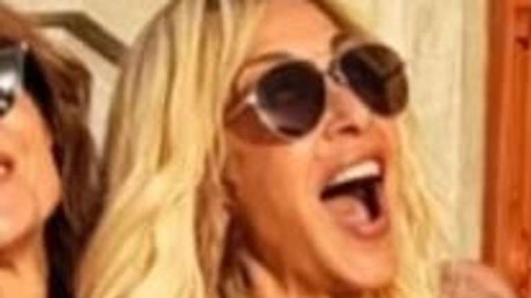 Άννα Βίσση: H chic εμφάνιση στη Σίκινο - Στο "διαμαντάκι" των Κυκλάδων