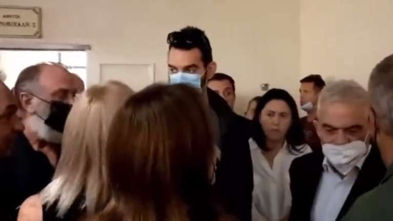 Ξέσπασαν κατά του Τόσκα στη δίκη για τη φωτιά στο Μάτι - "Ντροπή, δεν είπες μία συγγνώμη"