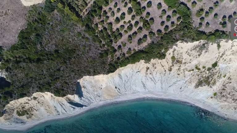 Μεσσηνία όπως... Νορμανδία. Οι άγνωστες, κατακόρυφες ακτές που κόβουν την ανάσα [βίντεο]