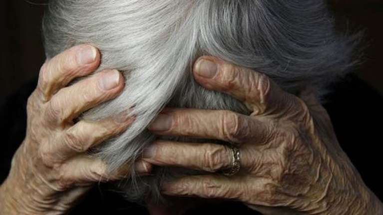 Ασύλληπτο: Κλείνουν τους γονείς τους σε γηροκομεία για να αρπάξουν την περιουσία - Τρεις περιπτώσεις σε ενάμισι μήνα