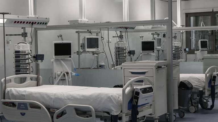 Θεσσαλονίκη: Η κυβέρνηση επιτάσσει τις δύο πρώτες ιδιωτικές κλινικές - Πόλεμος για ένα κρεβάτι ΜΕΘ