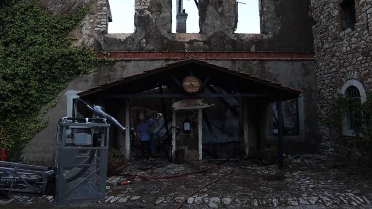 Πάτρα: Κάηκε το κτίριο του ιστορικού οινοποιείου Achaia Clauss - Ανυπολόγιστες ζημιές από τη φωτιά [εικόνες]