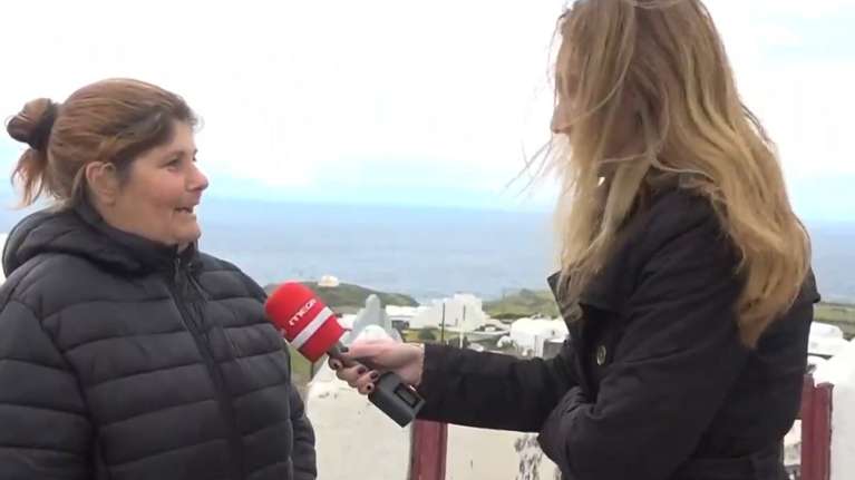 "Εδώ γεννήθηκα, εδώ θα πεθάνω": Συγκλονίζουν οι ελάχιστοι κάτοικοι που παραμένουν στη Σαντορίνη [βίντεο]
