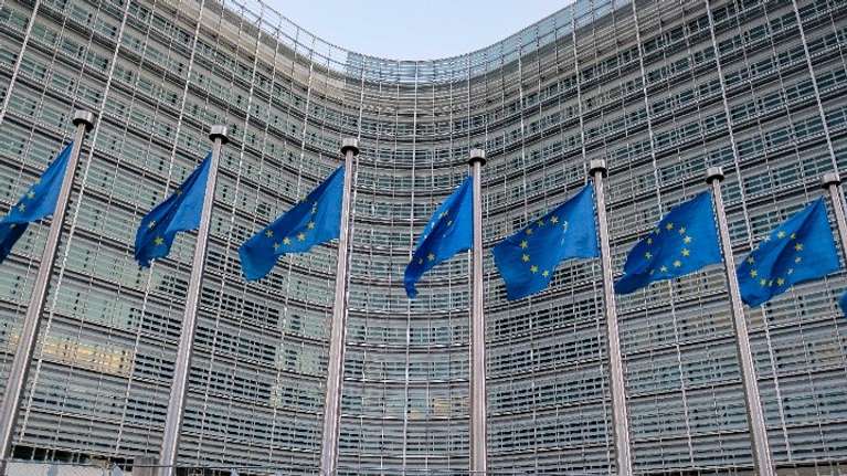 Κομισιόν για Ελλάδα: Φορολογική πρόοδος με ανοιχτές πληγές σε έμμεσους φόρους, καύσιμα και επιβάρυνση εργασίας