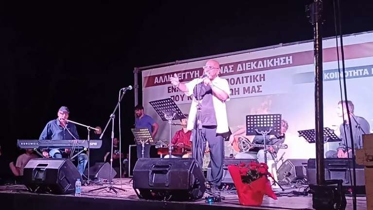 Γιάννης Ζουγανέλης: Συγκίνησε σε συναυλία για τον πυρόπληκτο Βαρνάβα - Έχασε και ο ίδιος το σπίτι του στη φωτιά [βίντεο]
