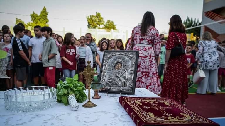 Το πρώτο κουδούνι σήμερα στα σχολεία με τον αγιασμό - Όλες οι αλλαγές της νέας σχολικής χρονιάς