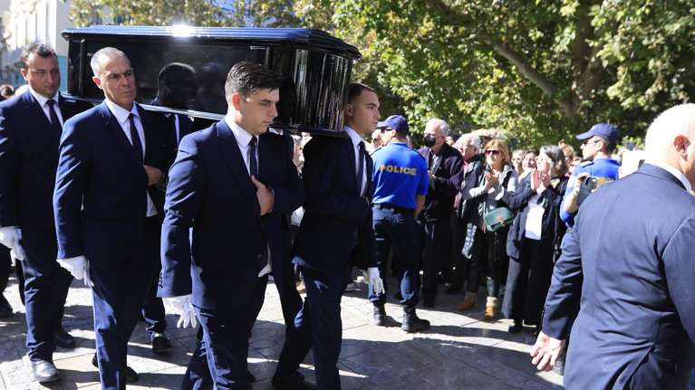 Αντίο "Νιόνιο": Όλα όσα έγιναν στο ύστατο χαίρε στον σπουδαίο Διονύση Σαββόπουλο σε 158 δευτερόλεπτα [βίντεο]