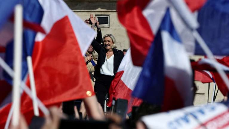 Αναβρασμός στη Γαλλία: Μαζικές διαδηλώσεις υπέρ και κατά της Λε Πεν