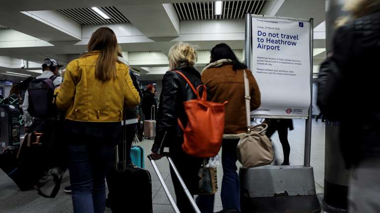 Αποκαθίσταται η λειτουργία του αεροδρομίου Χίθροου μετά το μπλακ-άουτ από τις ακυρώσεις πτήσεων