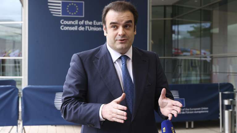 Politico για Πιερρακάκη: "Ο επικεφαλής του Eurogroup λέει ότι μπορεί να κάνει χρήματα να εμφανιστούν από τα ερτζιανά κύματα"