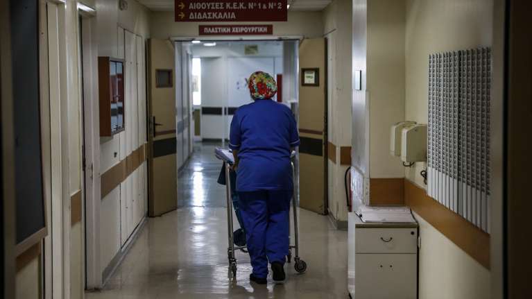 Χάος με Ρομά στο Θριάσιο: Προπηλάκισαν γιατρούς και προκάλεσαν φθορές γιατί... αργούσε μια εξέταση
