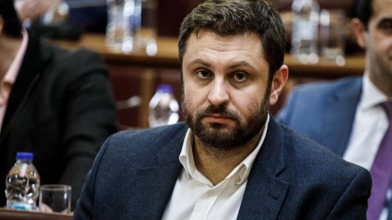 Ζαχαριάδης: Χυδαίος λαϊκισμός από τον Μητσοτάκη - Δεν είπε ούτε μισή λέξη για τα υπερκέρδη των καρτέλ