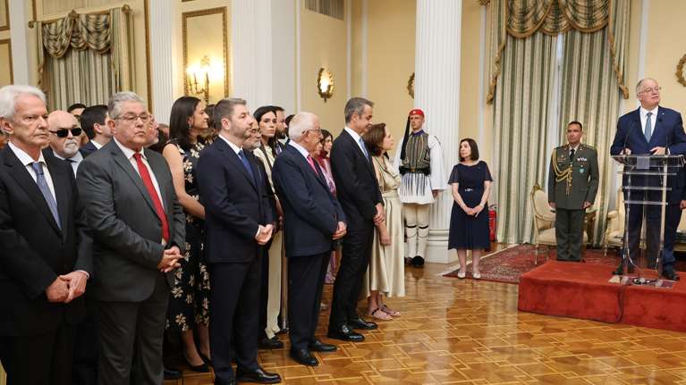 Προεδρικό Μέγαρο: Μόνο τρεις πολιτικοί αρχηγοί στη Γιορτή της Δημοκρατίας - Τα "πηγαδάκια" και οι ηχηρές απουσίες [εικόνες]