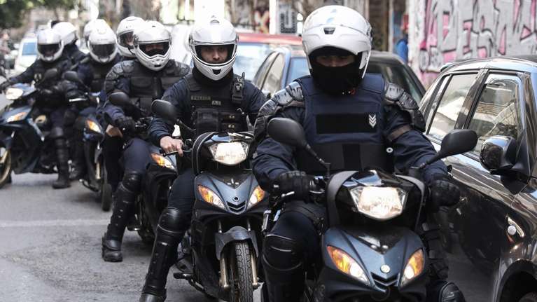 Αποδυναμωμένα τα Τμήματα Ασφαλείας της Δυτικής Αττικής, κλείνουν το βράδυ και τα 15 - Τι έδειξε η έφοδος σε καταυλισμό στη Φυλή