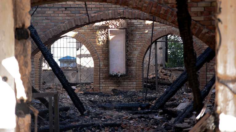 Εικόνες καταστροφής από τη φωτιά στο οινοποιείο της Achaia Clauss - Σώθηκαν τα ιστορικά κρασιά, κάηκε το πέτρινο κτίριο