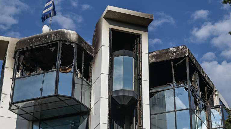 Εκαψαν το Real Group για να αποφυλακιστεί ο αναρχικός "τοξοβόλος" - Ανάληψη ευθύνης από τους "Χιλιάδες Ήλιους της Νύχτας"