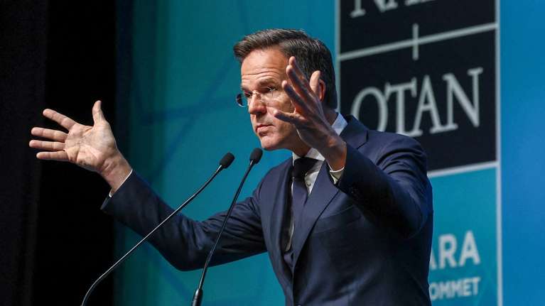 Δανός δημοσιογράφος τα "έχωσε" στον Ρούτε: "Δεν πλήττεται ο αυτοσεβασμός σου όταν σιωπάς δίπλα στον Τραμπ;"