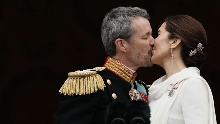 Αλλαγή στέμματος στη Δανία: Παραιτήθηκε η Μαργαρίτα - Νέος βασιλιάς ο γιος της Φρειδερίκος Ι' - Το φιλί με τη σύζυγό του [εικόνες]