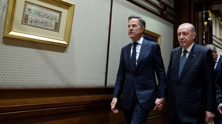 Ερντογάν και Ρούτε πιασμένοι χέρι-χέρι στη Σύνοδο του ΝΑΤΟ στην Άγκυρα - Η εικόνα που προκάλεσε αίσθηση