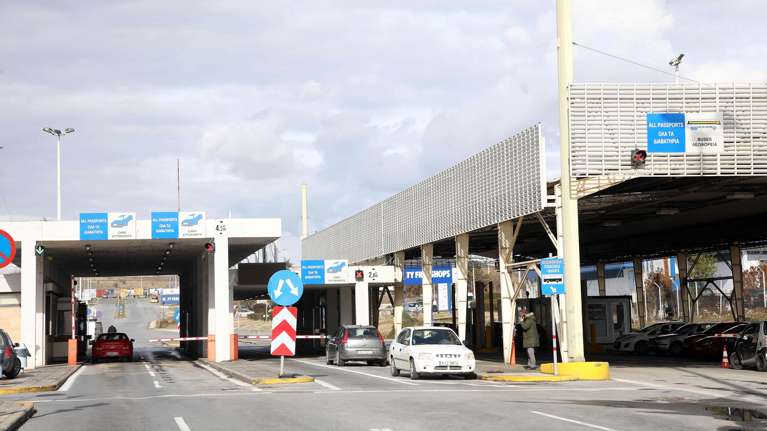Έβγαλε "λαβράκι" η ΑΑΔΕ: Πλημμύρισαν τα τελωνεία με χιλιάδες ευρώ, ρούβλια και δολάρια