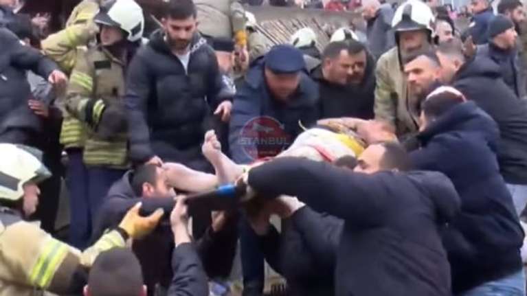Κωνσταντινούπολη: Κατέρρευσαν δύο κτίρια μετά από έκρηξη - Οχτώ άνθρωποι ανασύρθηκαν ζωντανοί από τα συντρίμμια