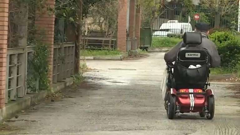 Στο "σφυρί" η πρώτη κατοικία οικογένειας με πατέρα τετραπληγικό: "Δεν ήθελα να καταχραστώ τα λεφτά του ελληνικού κράτους"