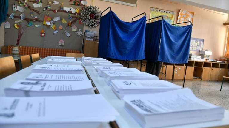 Δημοσκόπηση Interview: 11% η "ψαλίδα" ΝΔ - ΕΛΑΣ, χαμηλά η Καρυστιανού, δεν πείθει η Δούρου - 12% η "δεξαμενή" Σαμαρά