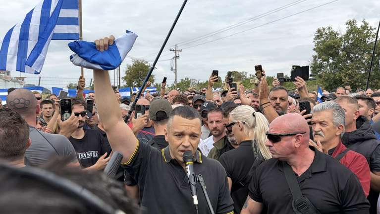 "Λαϊκή" υποδοχή στον Κασιδιάρη έξω από τις φυλακές Δομοκού - "Επιστρέφω στην πρώτη γραμμή", είπε μόλις βγήκε