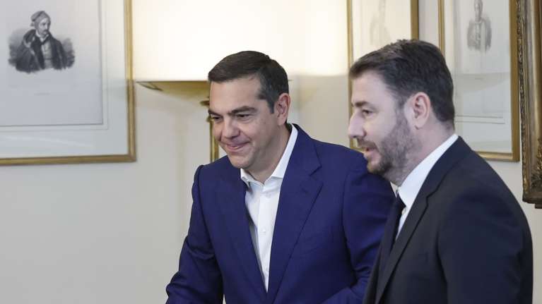 "Πόλεμος"  ΠΑΣΟΚ - ΕΛΑΣ για τη χρηματοδότηση των κομμάτων: "Ο Τσίπρας κάνει rebranding αγκαλιά με τα συμφέροντα"