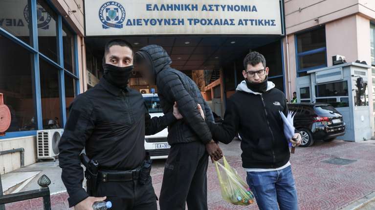 Λιοσίων: Στον εισαγγελέα ο ανήλικος Σουδανός που παρέσυρε και εγκατέλειψε την 16χρονη κοπέλα [βίντεο]